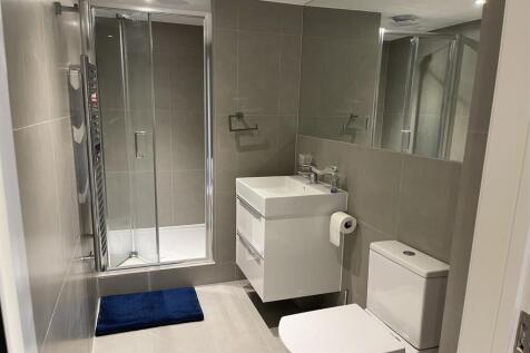 Bathroom (Main)