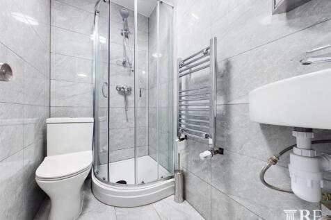 Room 4 ensuite.jpg