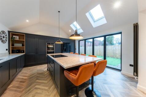 17 Elizabethan Way-002.jpg