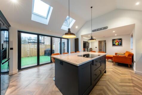 17 Elizabethan Way-003.jpg