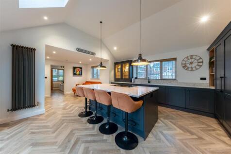 17 Elizabethan Way-004.jpg
