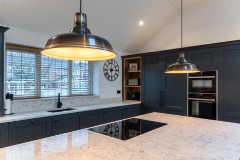 17 Elizabethan Way-006.jpg