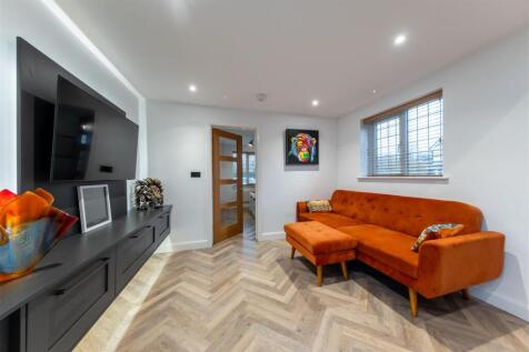 17 Elizabethan Way-009.jpg