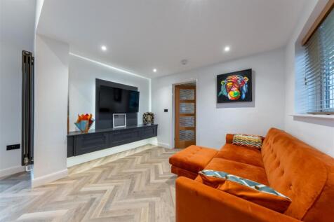 17 Elizabethan Way-010.jpg