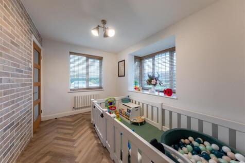 17 Elizabethan Way-011.jpg