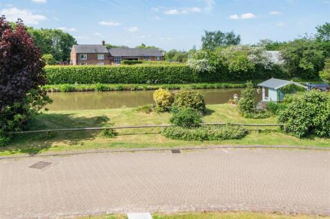 17 Elizabethan Way-2-006.JPG
