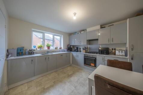 35 Dartmoor Close-001.JPG