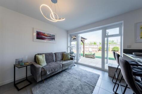 76 Ravencroft Street -002.jpg