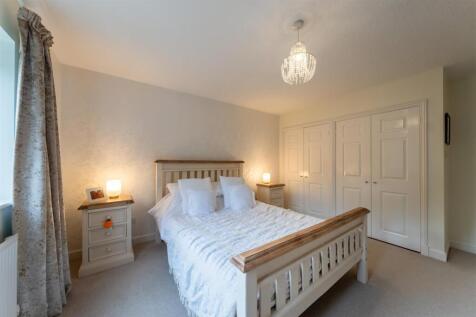 17 Woodham Close-029.jpg