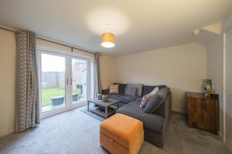 35 Dartmoor Close-008.JPG