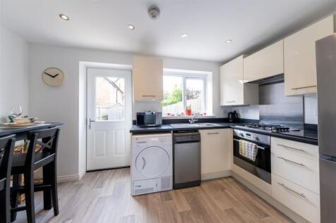 8 St James Court-001.jpg