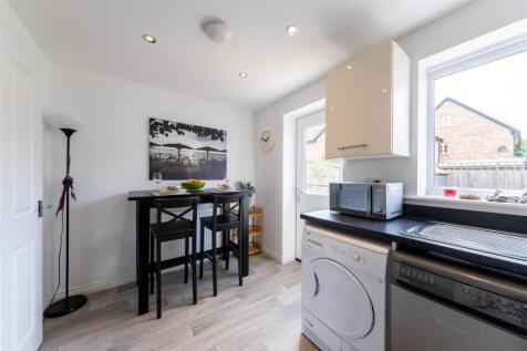 8 St James Court-003.jpg