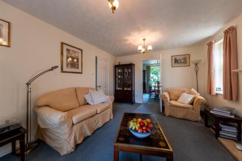 2 Cedar Close -009.jpg