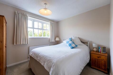 2 Cedar Close -017.jpg