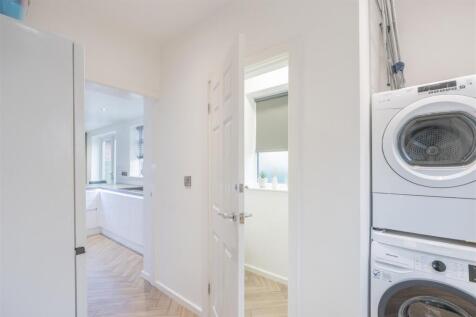 15 Turnberry Close-8.jpg
