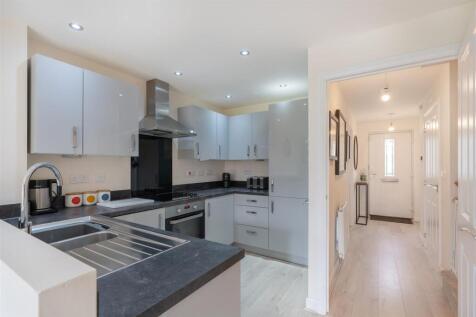 15 Dahlia Crescent-3.jpg
