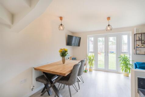 15 Dahlia Crescent-5.jpg