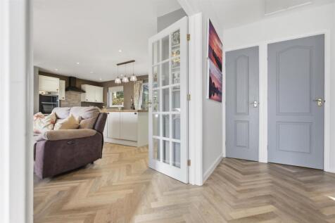 16 Kingfisher Crescent 16.jpg