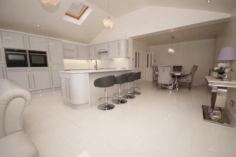 Kitchen &amp; Family Room