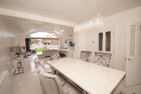 Breakfast &amp; Family Room