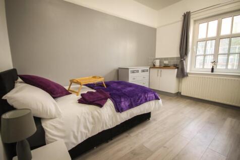 Double bedroom with parking