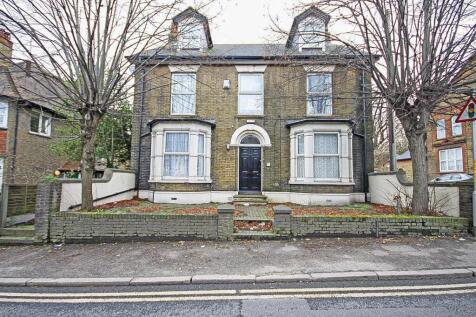 Spacious Ground Floor 1-Bedroom Flat with Private