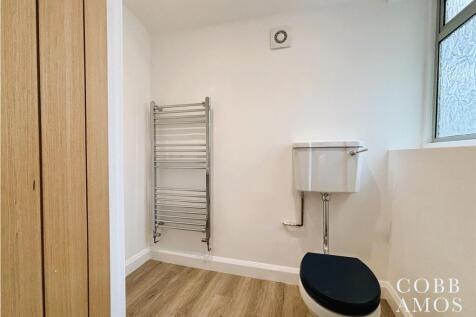 4 Downstairs WC.JPG