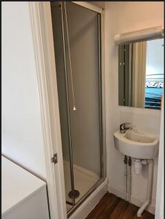 Ensuite Room 6