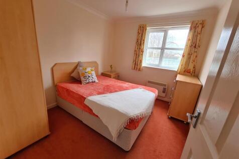 Second Bedroom (non-ensuite).jpg