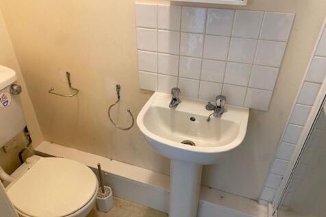 flat 4 bathroom 2