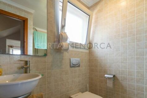 En-suite bathroom of villa with sea and pool views in S&#39;Algar