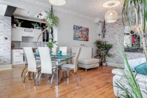 sitting/dining room