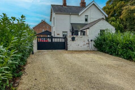 Entrance &amp; Driveway