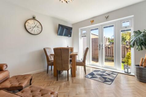 Bedroom 2/Dining