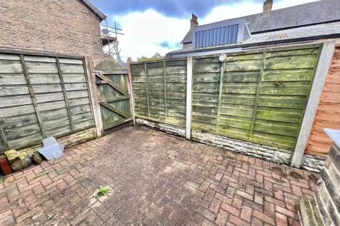 48 Wakefield Rd Yard.jpg