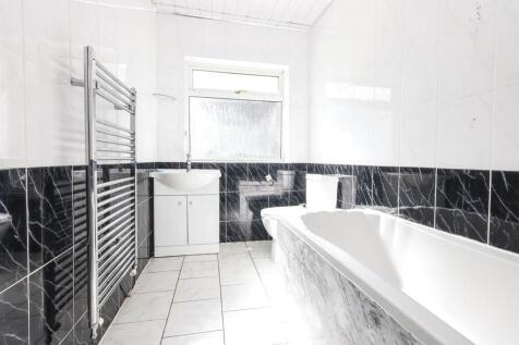 bathroom .jpeg