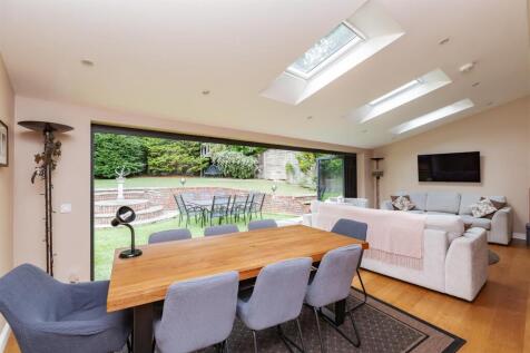 Lounge/Dining Area