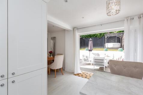Kitchen/Breakfast/Dining Area