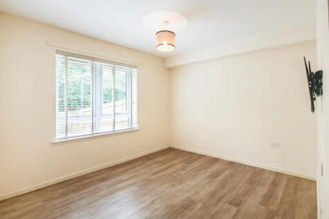 12 Balmoral - Red...