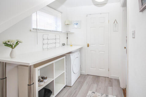 102 Huntly Av - R...