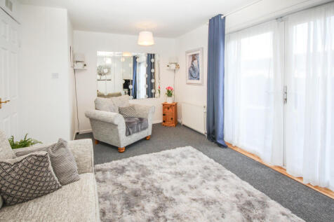 102 Huntly Av - R...