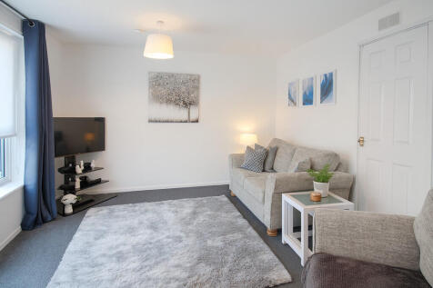 102 Huntly Av - R...