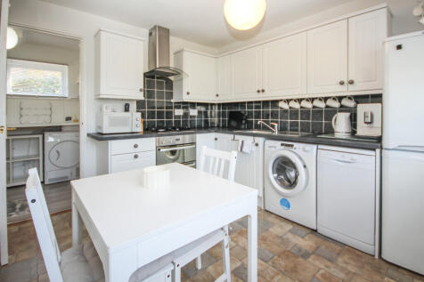 102 Huntly Av - R...