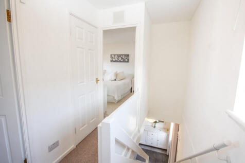 102 Huntly Av - R...