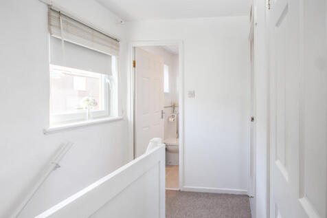 102 Huntly Av - R...