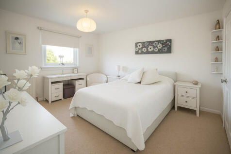 102 Huntly Av - R...