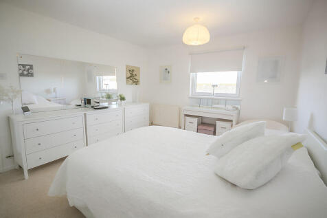 102 Huntly Av - B...