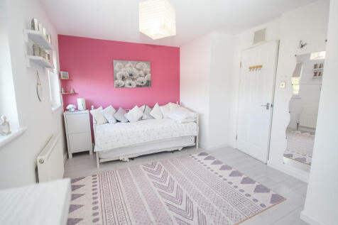 102 Huntly Av - R...