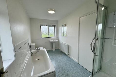 FAMILY BATHROOM/W.C.