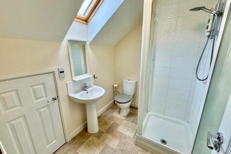 EN-SUITE SHOWER ROOM